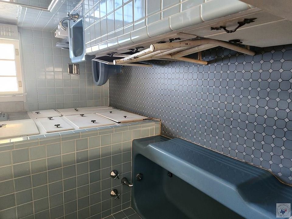 2nd image of 12 Oak Hill Pl