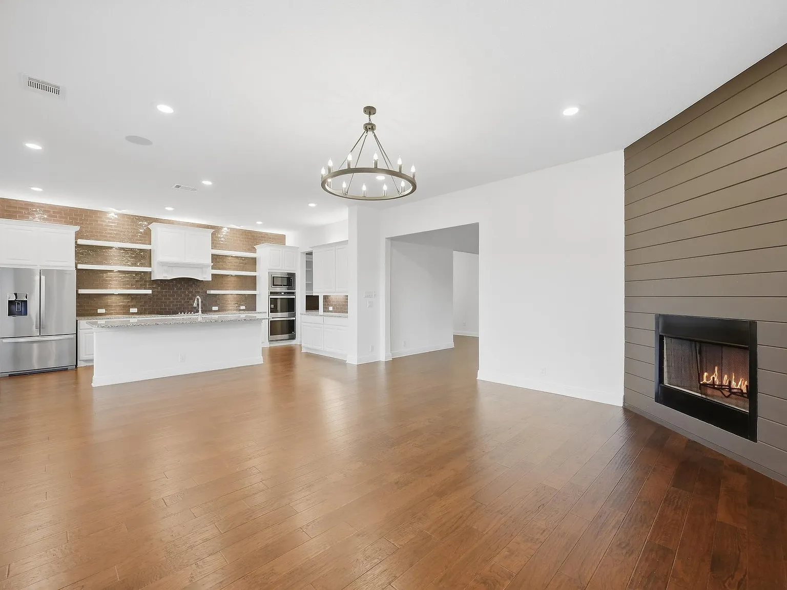 5 bed, 4.5 bath, 3421 sqft, $3,295 — Photo 3