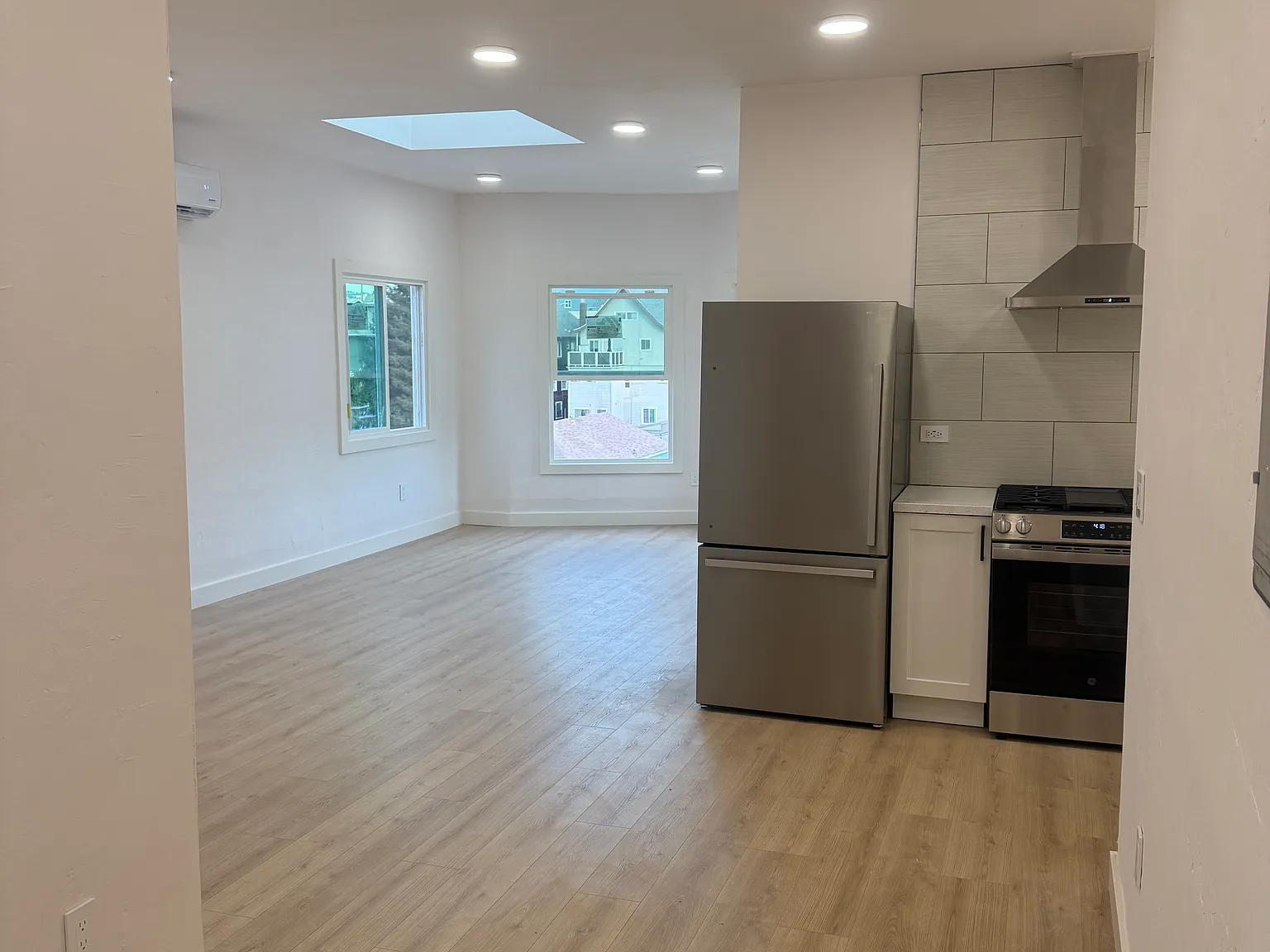 2 bed, 850 sqft, $3,995 — Photo 2