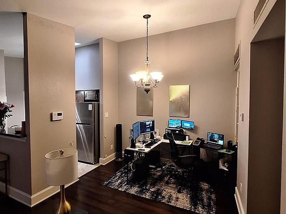 5th image of 2425 Augusta Dr APT 4