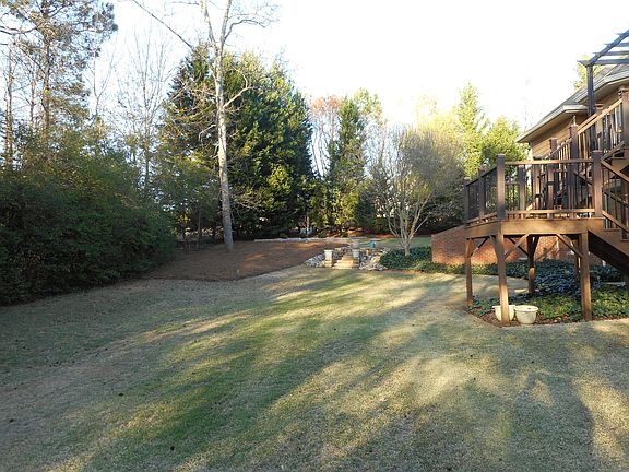Large Backyard w/deck