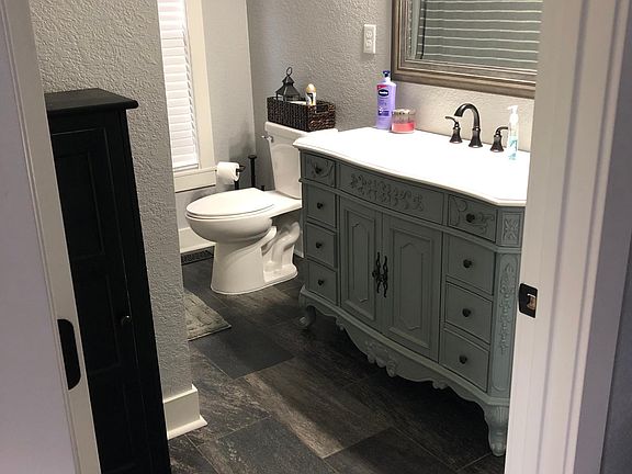 Main floor full bathroom