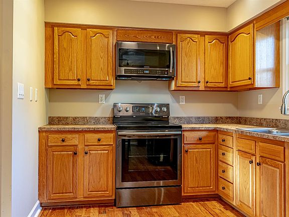3rd image of 127 Oakmont Ln