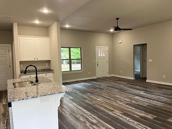 3rd image of 14 Banff Ln