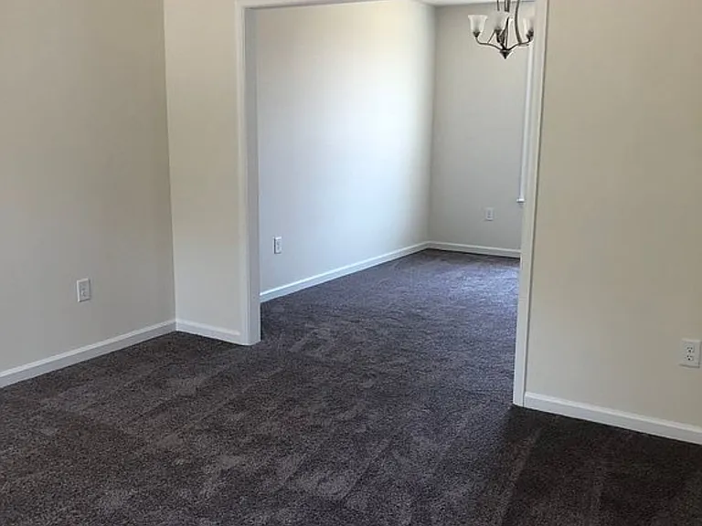 31 Brooks Dr — Photo 3