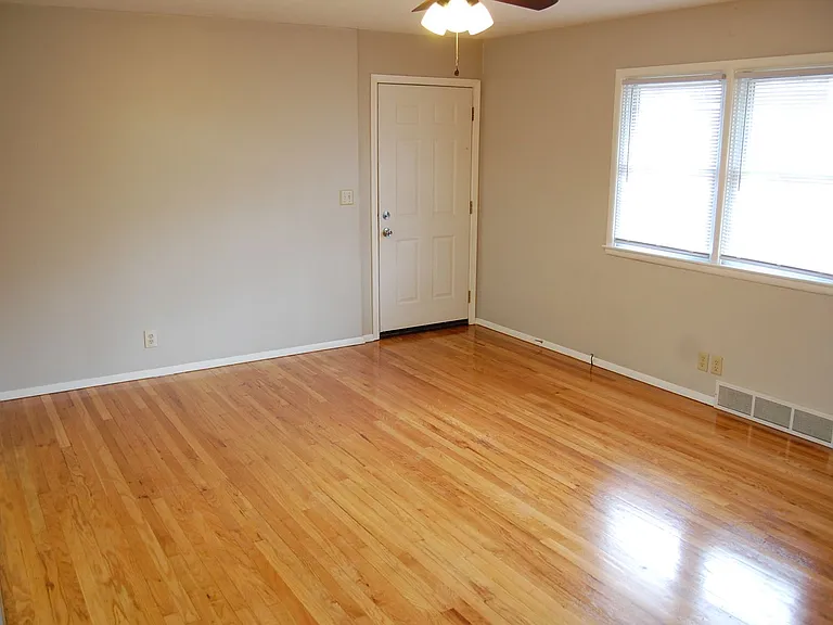 4630 Starr St — Photo 4
