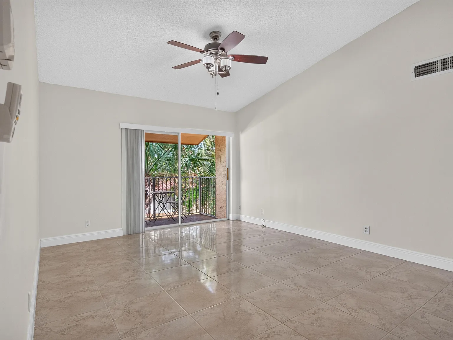 1 bed, 1.0 bath, 734 sqft, $1,795 — Photo 4