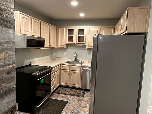 3rd image of 21 Silver Lake Ter APT 6