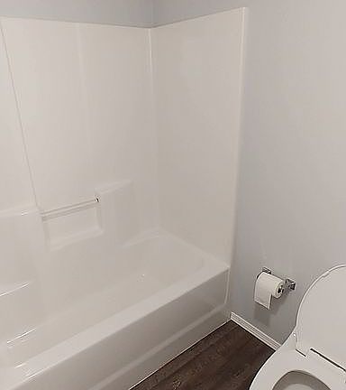 reg tub/shower in main bath