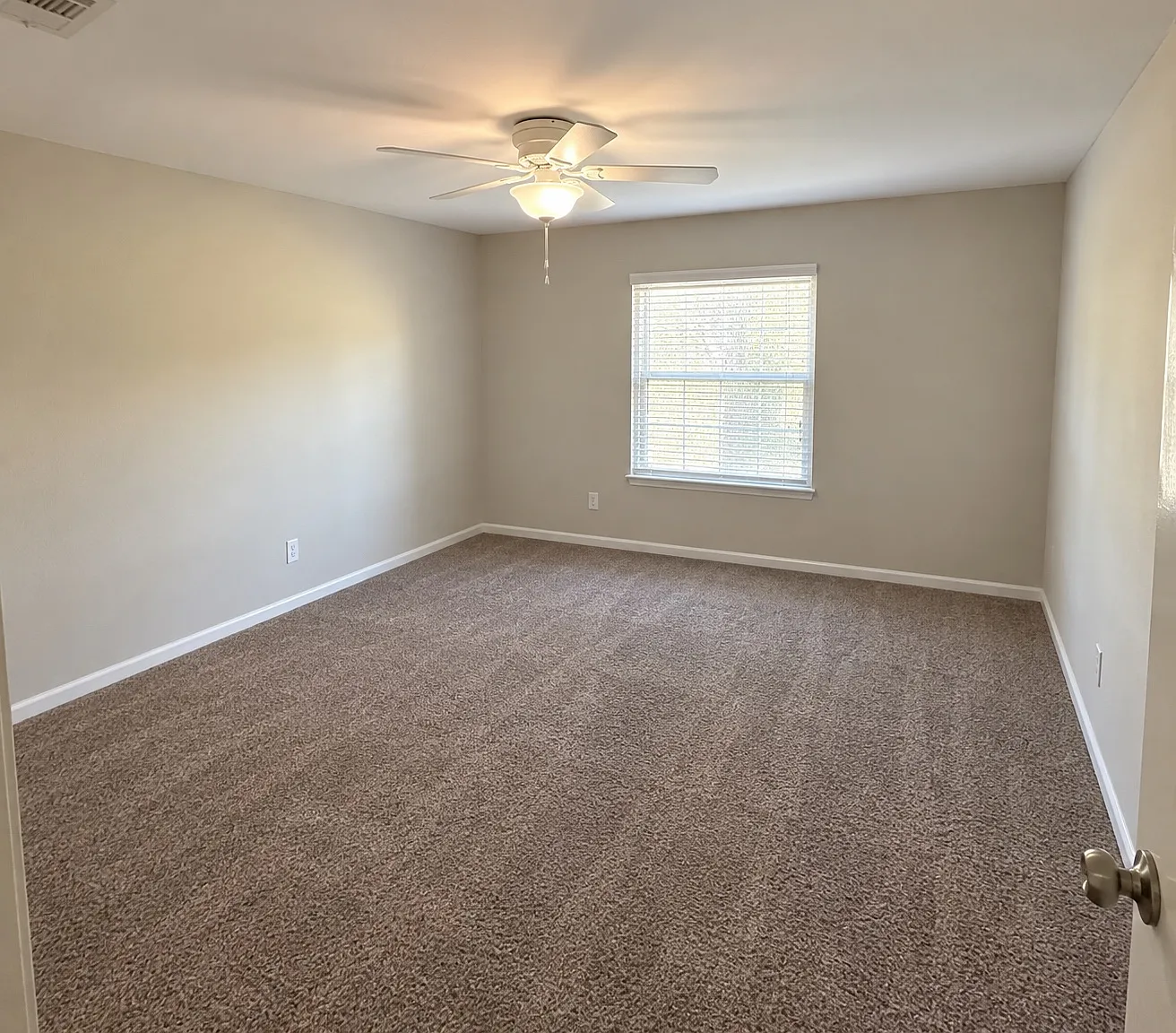4 bed, 2104 sqft, $2,100 — Photo 4