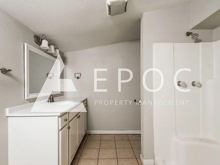 1565 N Elgin Ave — Photo 12