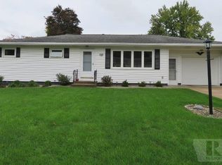706 Ratcliffe Dr, Marshalltown, IA 50158