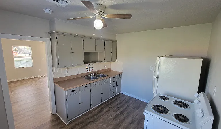 815 E Main St — Photo 13