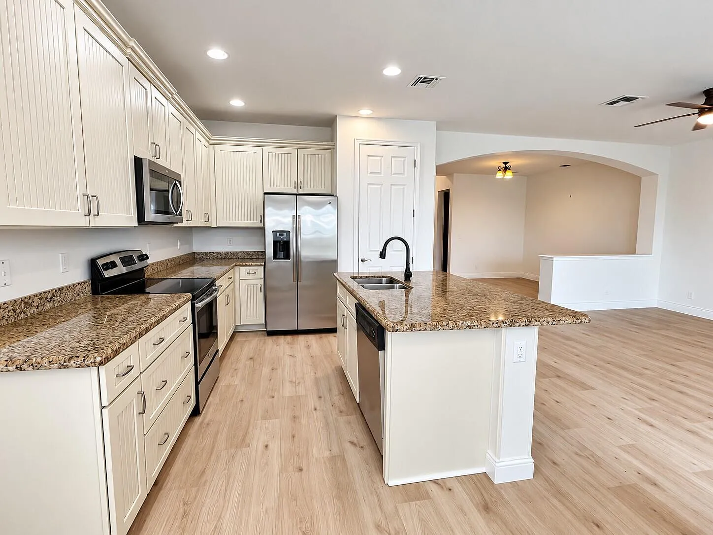 2 bed, 2.5 bath, 1982 sqft, $2,950 — Photo 3
