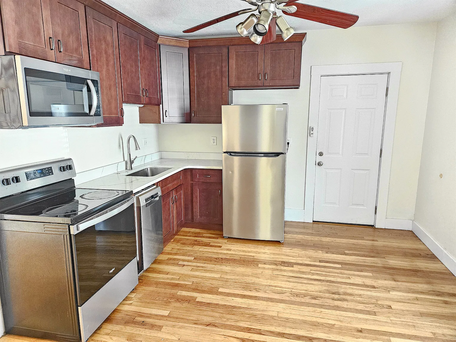 3 bed, 1300 sqft, $3,250 — Photo 4