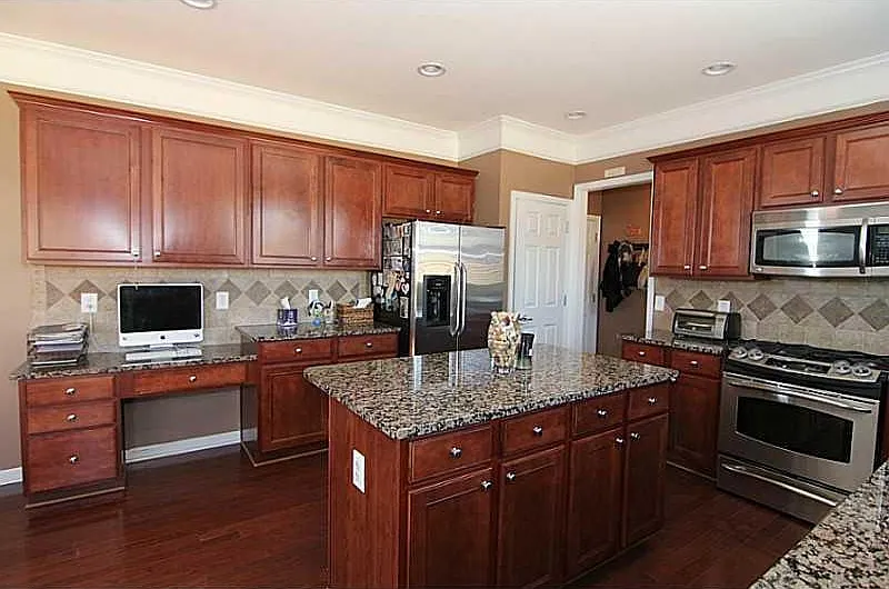 4 bed, 3.0 bath, 2251 sqft, $2,600 — Photo 3