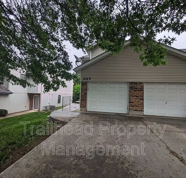 307 NE Timbercreek Dr — Photo 1