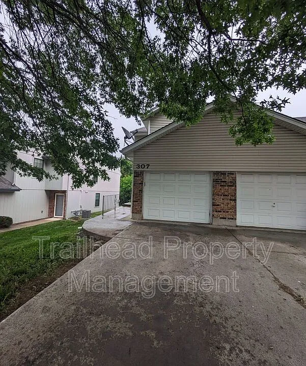 307 NE Timbercreek Dr