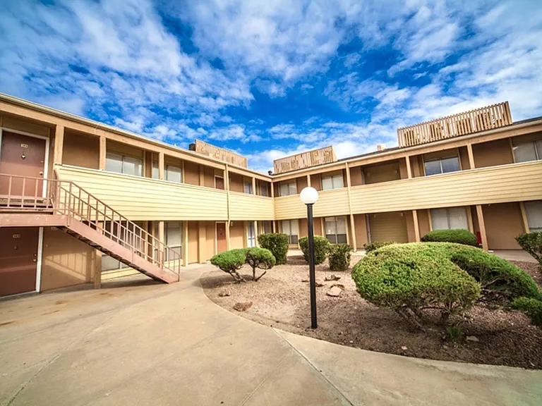 San Mateo Apartments — Photo 3
