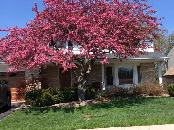 720 67th St, Darien, IL 60561