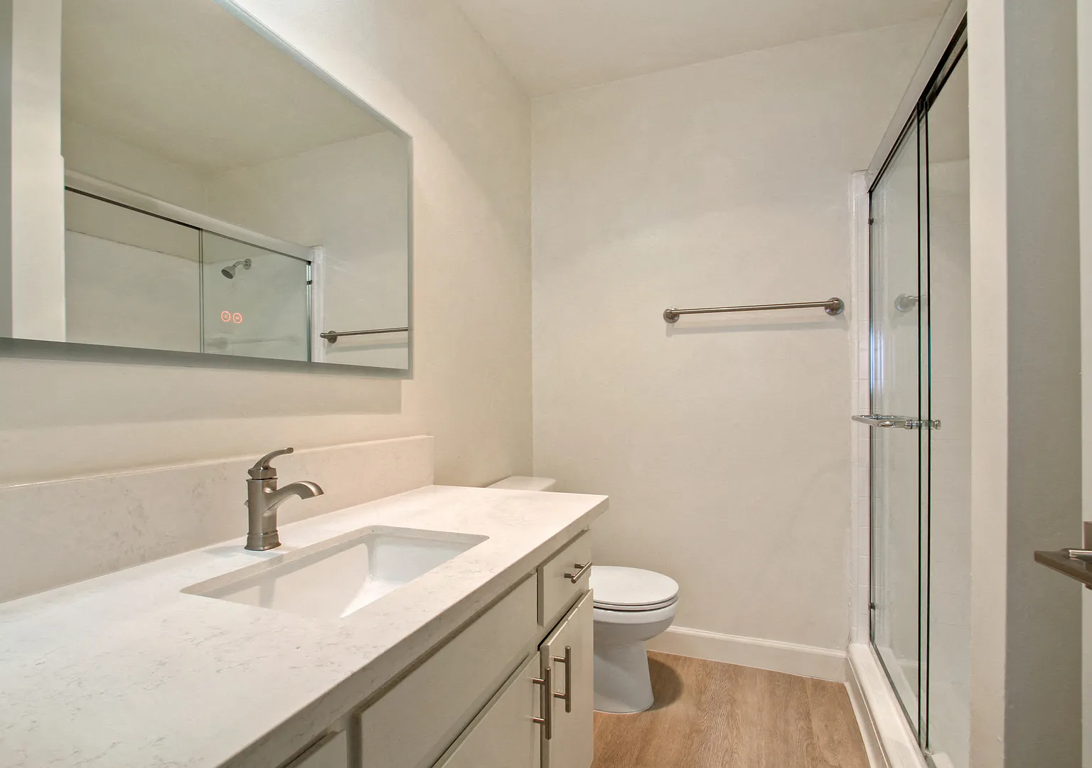 Barry Avenue Apartments — Photo 4