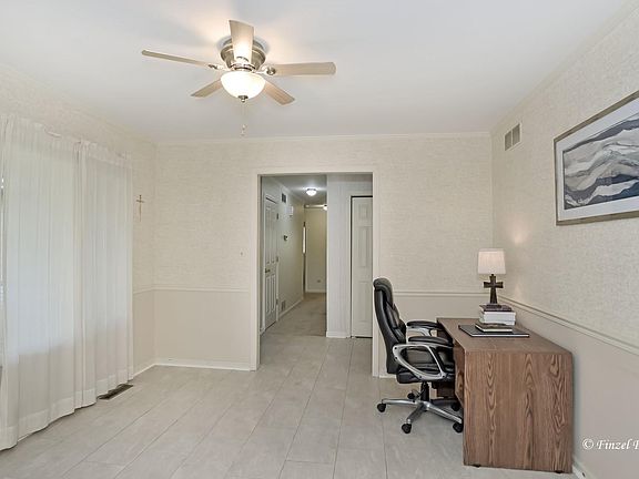 5th image of 591 N Sharon Dr