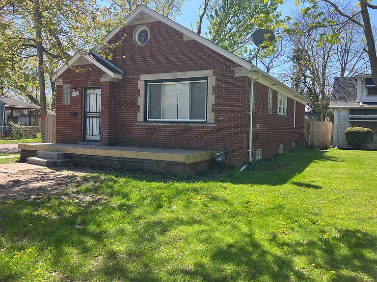 16316 Manning St — Photo 2