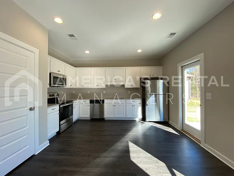 145 White Oak Cir — Photo 2
