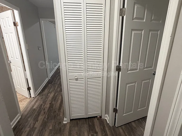 105 S Sycamore Ln — Photo 6