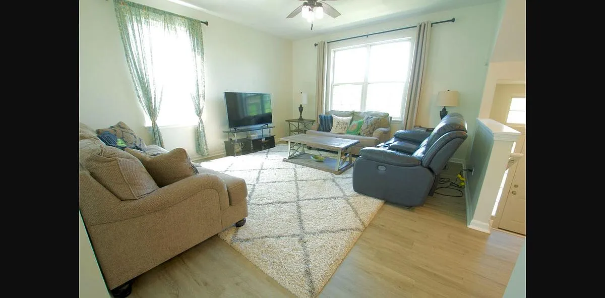 3 bed, 2.5 bath, 2388 sqft, $3,100 — Photo 2