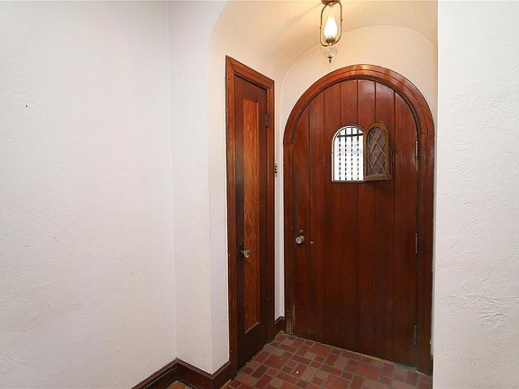 4th image of 7333 Sutherland Ave