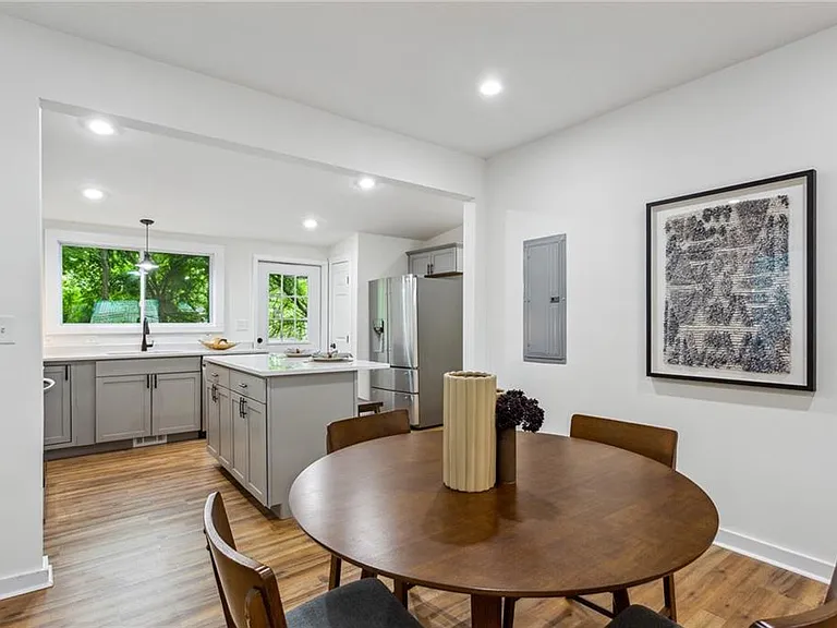 698 Garibaldi St SW — Photo 8
