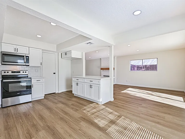 425 E Castle Harbour Dr — Photo 9