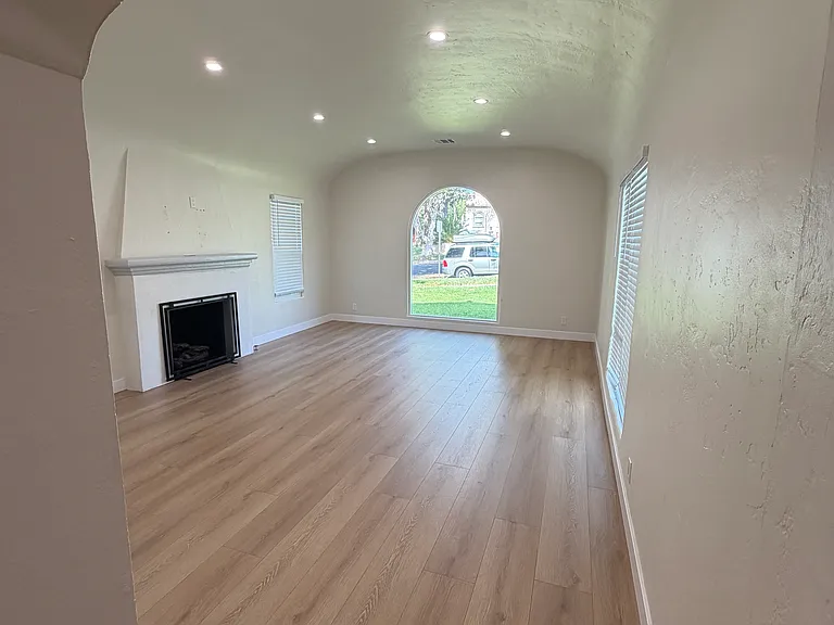 1090 E Verdugo Ave — Photo 3