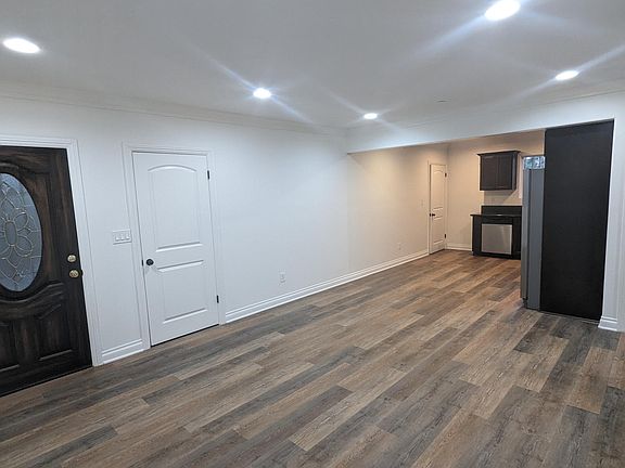 4th image of 1452 S Cloverdale Ave