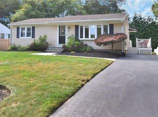 52 Woodridge Rd, Narragansett, RI 02882