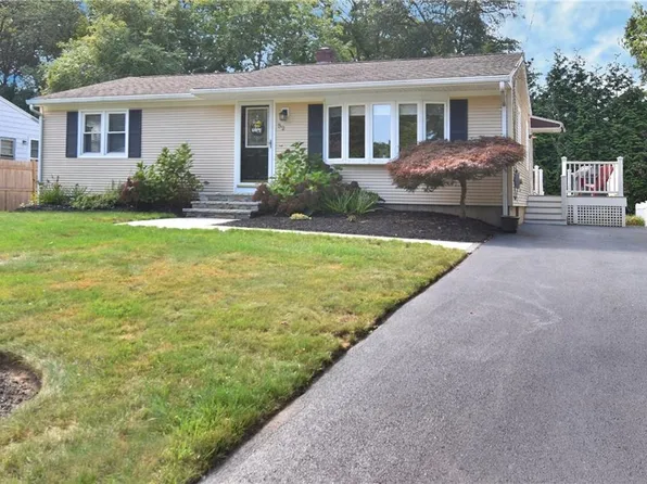52 Woodridge Rd, Narragansett, RI 02882