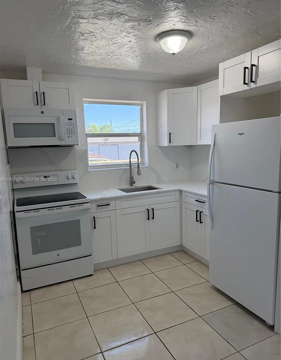 3 bed, 2.0 bath, $3,000 — Photo 3