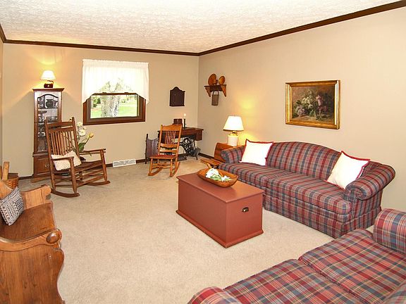 4th image of 612 Yosemite Dr