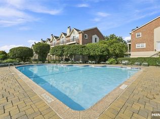 200 Grand Cove Way APT 4J, Edgewater, NJ 07020