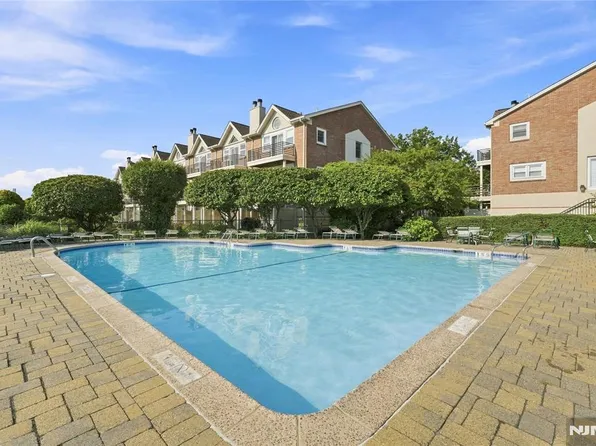 200 Grand Cove Way APT 4J, Edgewater, NJ 07020