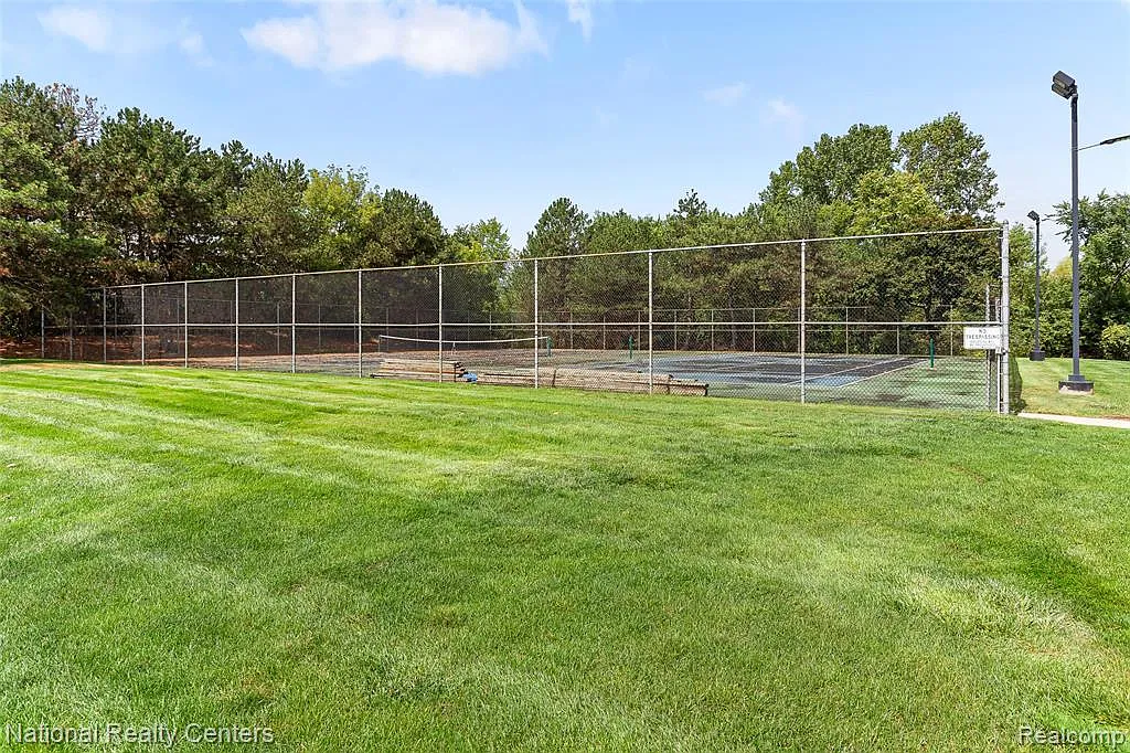 2 bed, 1.5 bath, 1334 sqft, $1,900 — Photo 2