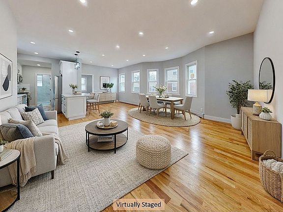 3rd image of 13611 Brookville Blvd