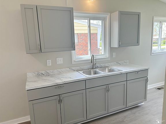 4th image of 29219 York St