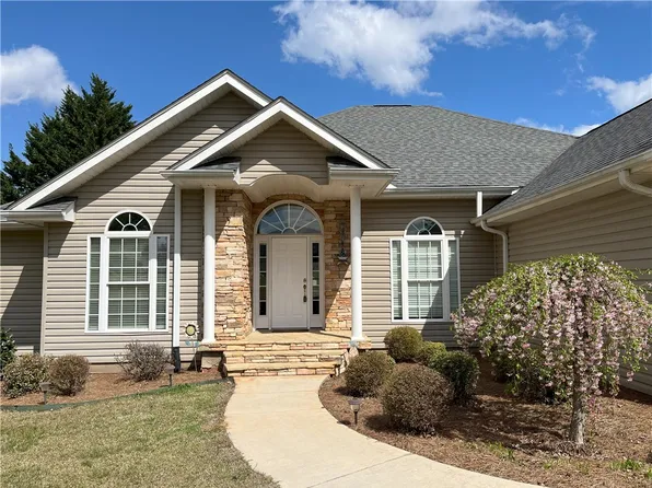 1321 Falcons Dr, Walhalla, SC 29691