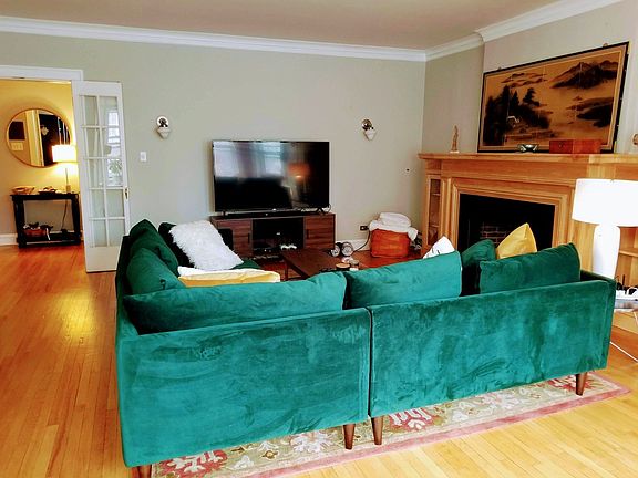 4th image of 1434 W Pratt Blvd #1E