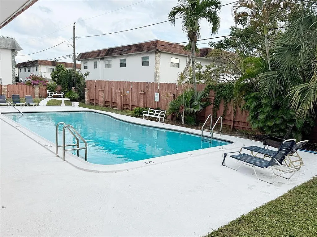 2 bed, 2.0 bath, 855 sqft, $1,700 — Photo 2