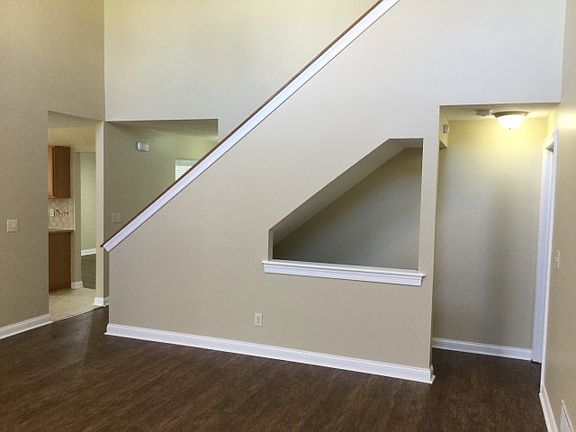 3rd image of 1072 Oxford Dr N
