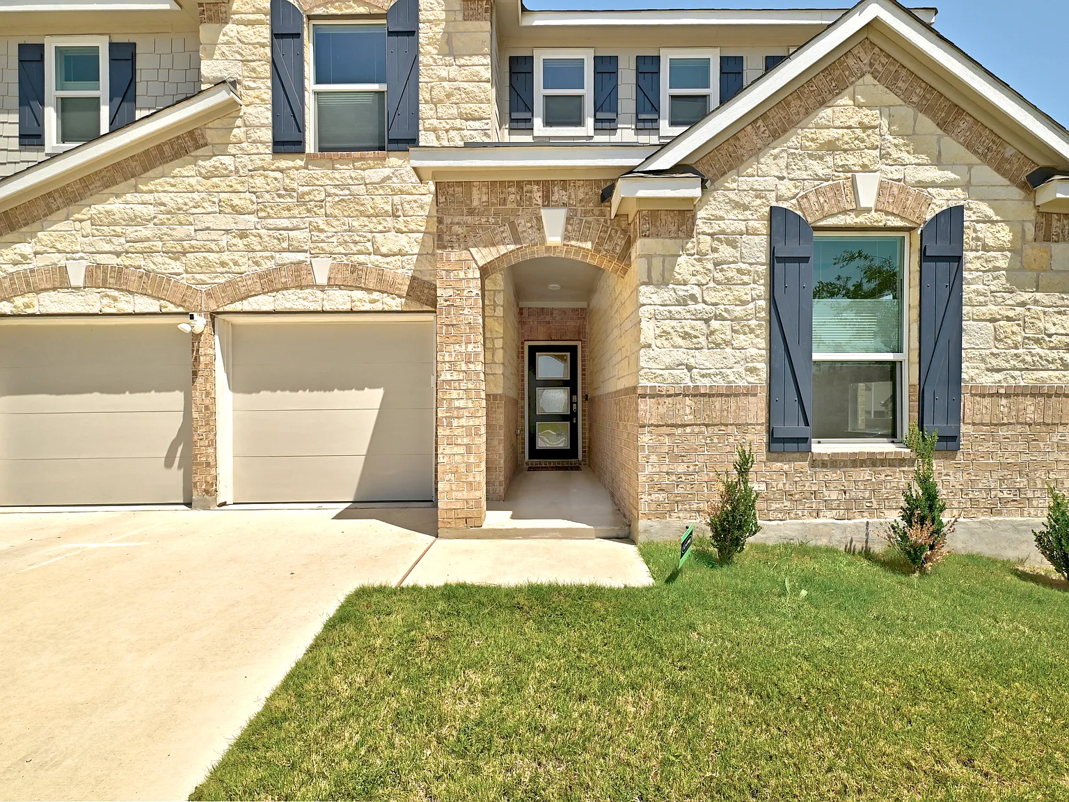 5 bed, 3475 sqft, $3,200 — Photo 3