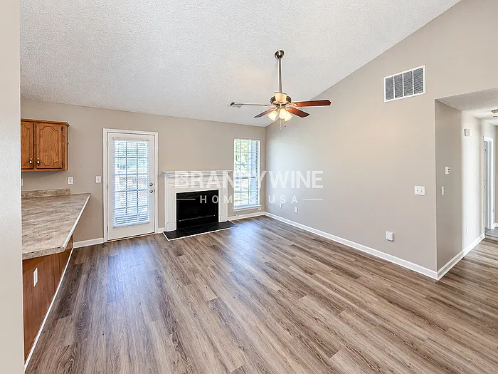 3 bed, 3.0 bath, 1650 sqft, $1,810 — Photo 4